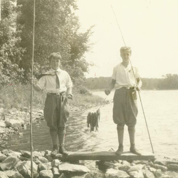 Pêche au débarcadère de l’ancien traversier en 1923.
