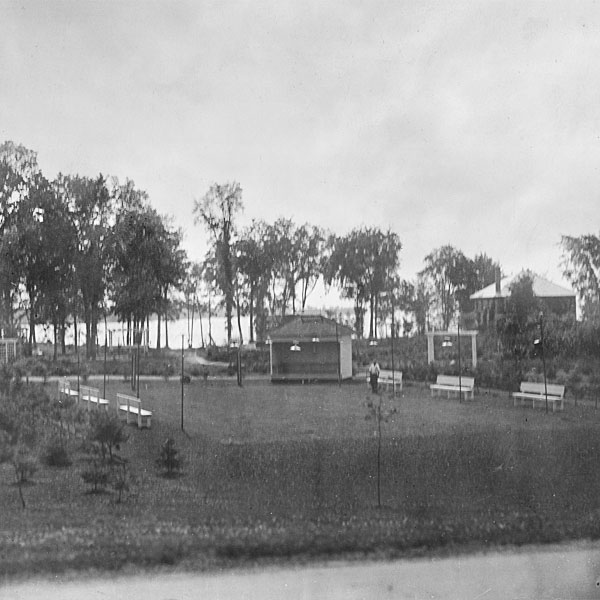 Le terrain de boulingrin dans les années 1920. À droite, l’édifice de l’aqueduc construit en 1925.