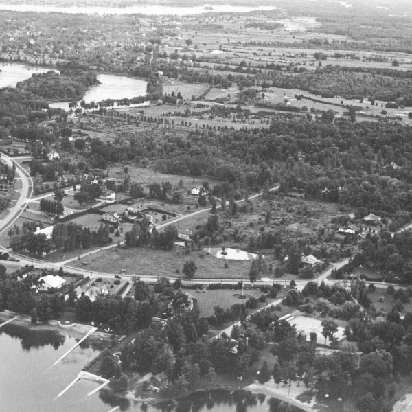 Photo aérienne prise vers 1940. On y distingue l’ancienne chapelle, la plage et les terrains de tennis.