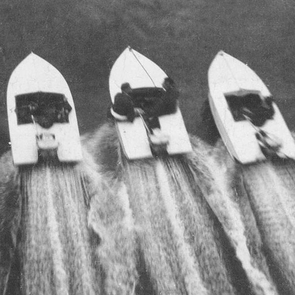 Wilfrid et Jacques Gagnon ont construit leur propre bateau de course. Le troisième bateau appartient à Jean-Paul Clermont.