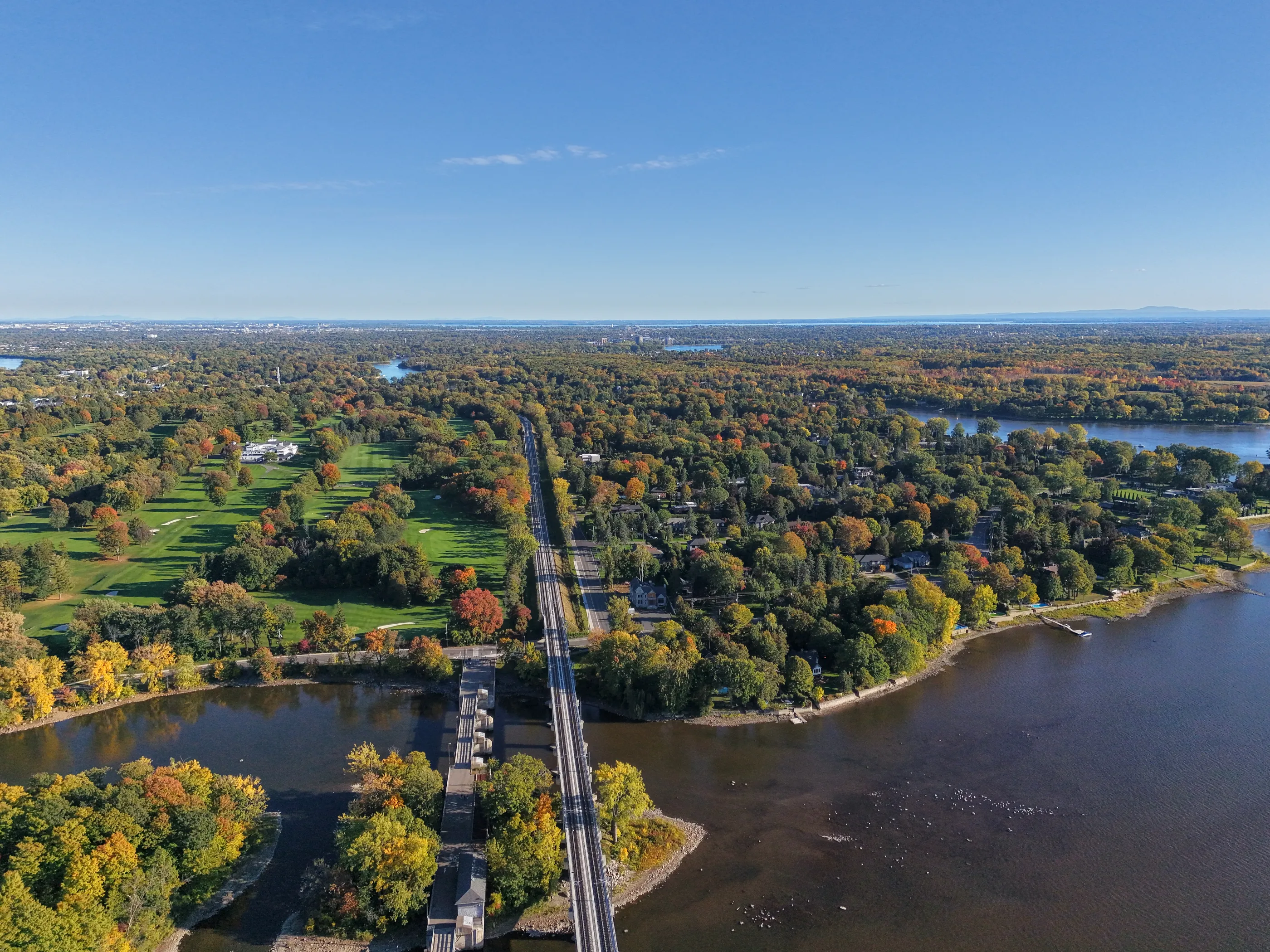Vue aérienne de Laval-sur-le-Lac et de ses rives.