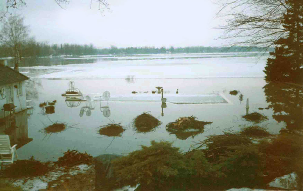 Propriété riveraine submergée lors d’une crue à Laval-sur-le-Lac