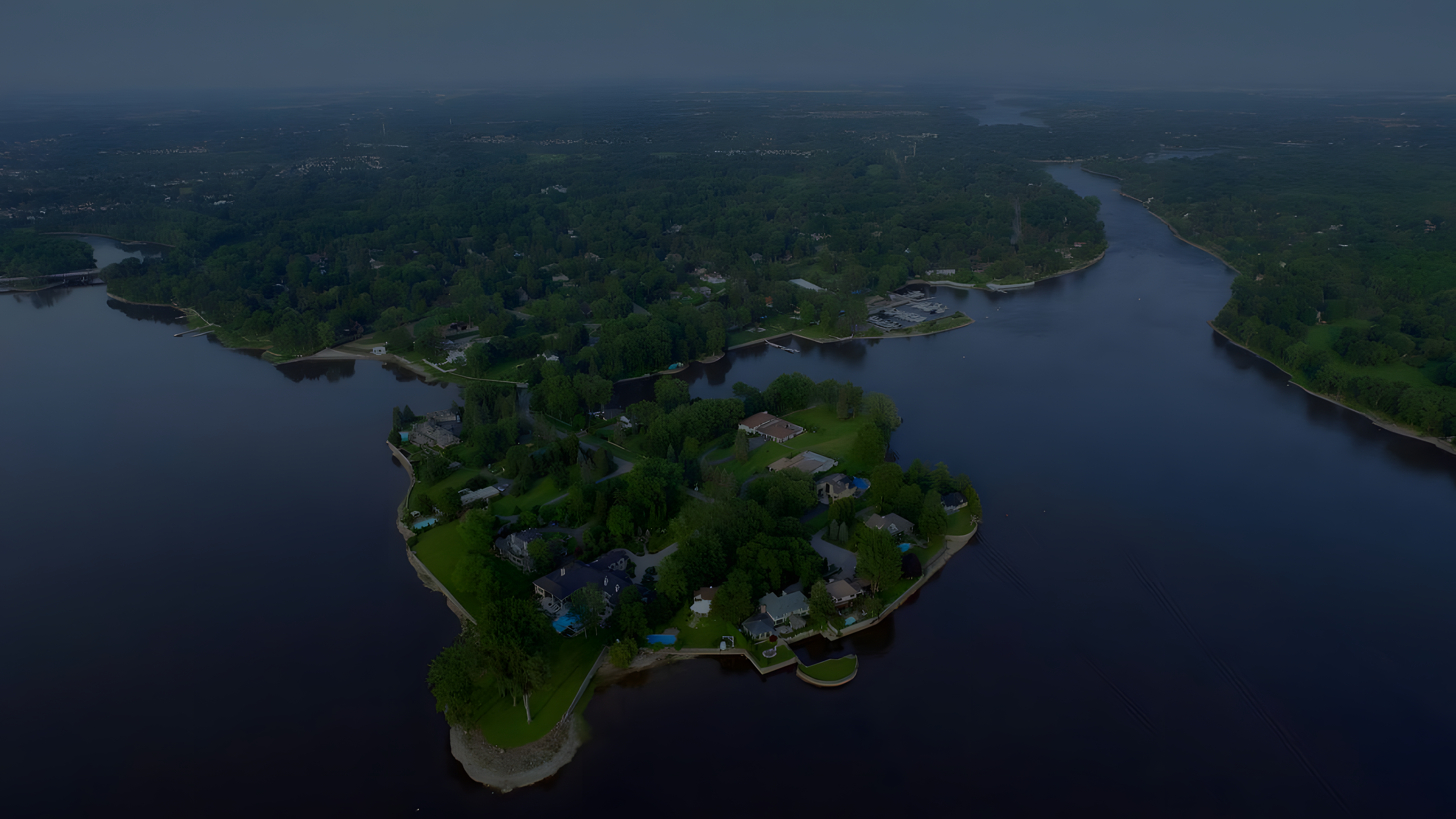 Vue aérienne de Laval-sur-le-Lac et de ses rives.