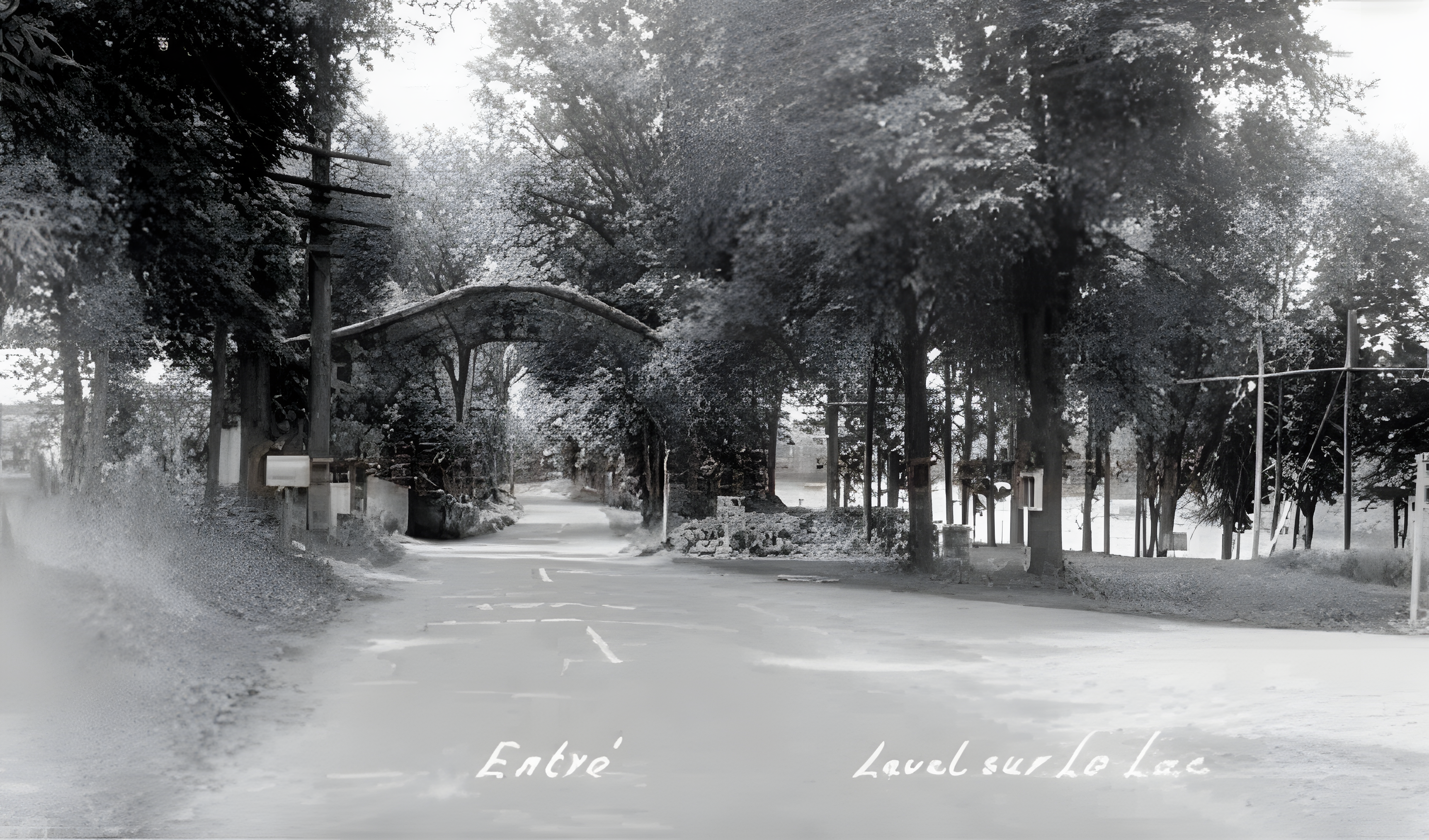 Arche nord historique à l’entrée de Laval-sur-le-Lac